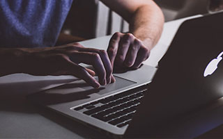 九游电竞中心-长传长射：场上那些令人震惊的远距离奇迹，长传集锦